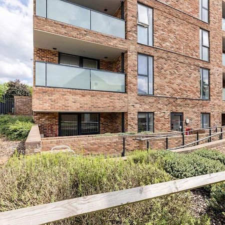 Stylish & Comfortable Top-Floor Flat In Harrow Londen Buitenkant foto