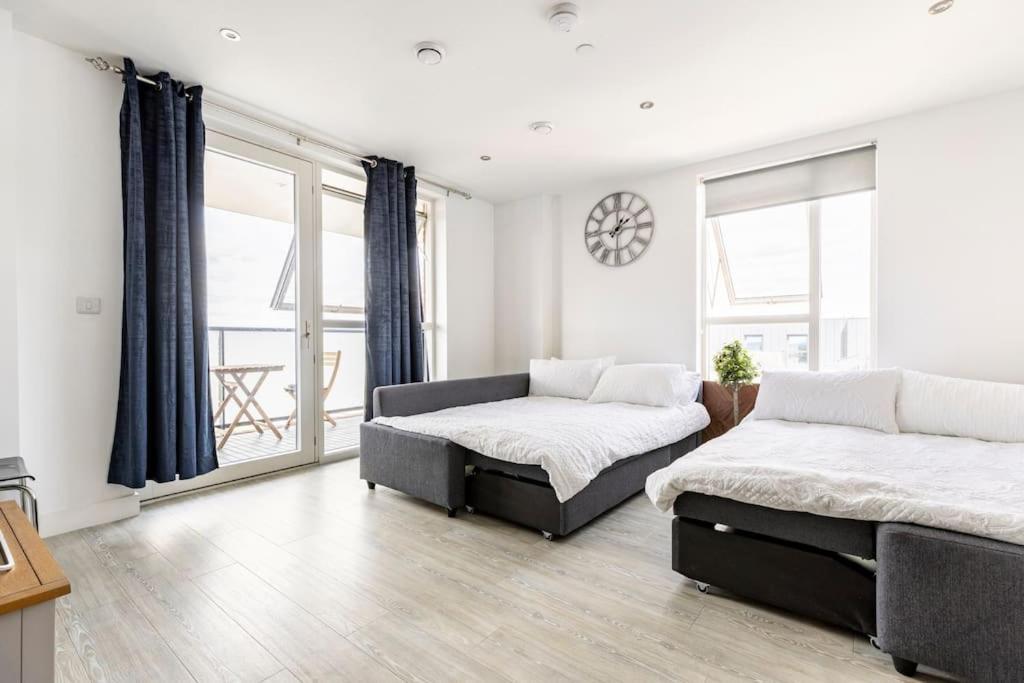 Stylish & Comfortable Top-Floor Flat In Harrow Londen Buitenkant foto