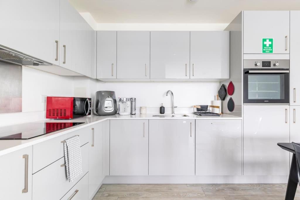 Stylish & Comfortable Top-Floor Flat In Harrow Londen Buitenkant foto