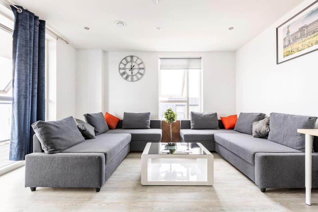 Stylish & Comfortable Top-Floor Flat In Harrow Londen Buitenkant foto