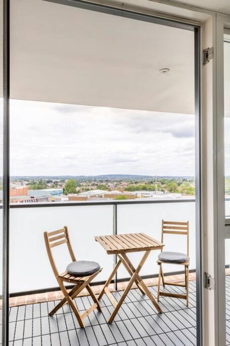 Stylish & Comfortable Top-Floor Flat In Harrow Londen Buitenkant foto