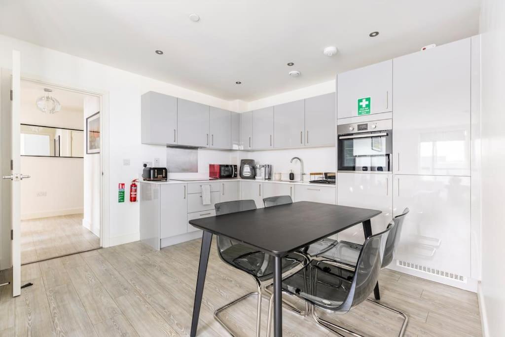 Stylish & Comfortable Top-Floor Flat In Harrow Londen Buitenkant foto