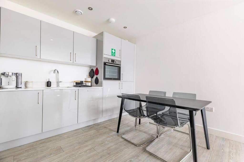 Stylish & Comfortable Top-Floor Flat In Harrow Londen Buitenkant foto