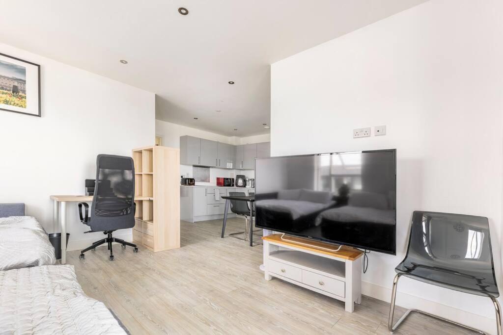 Stylish & Comfortable Top-Floor Flat In Harrow Londen Buitenkant foto