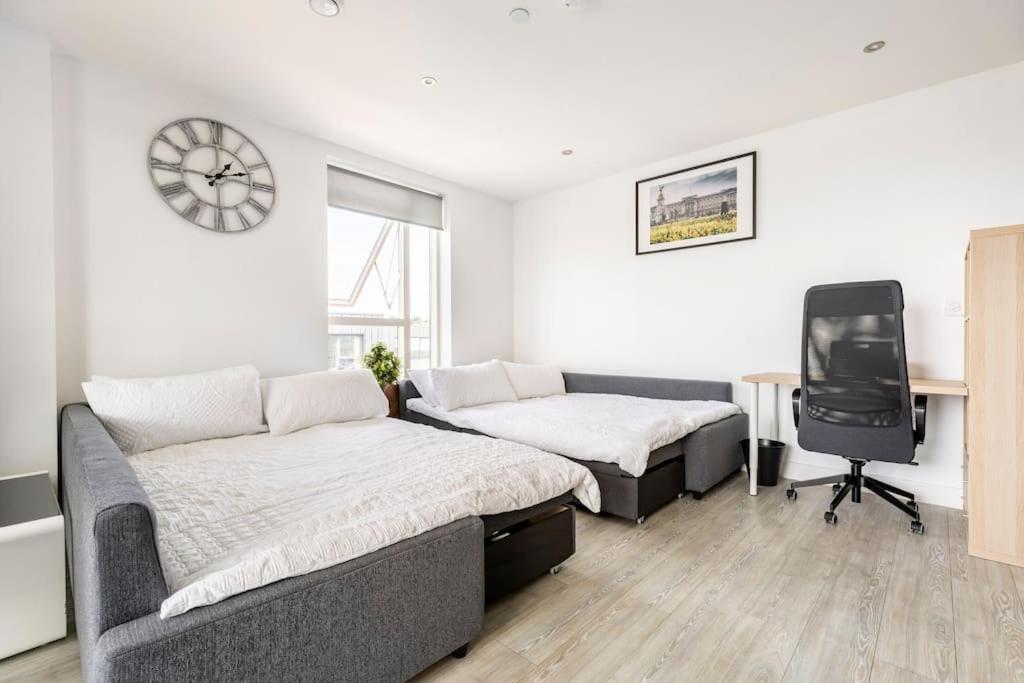 Stylish & Comfortable Top-Floor Flat In Harrow Londen Buitenkant foto