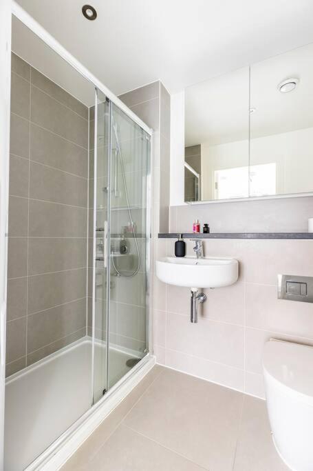 Stylish & Comfortable Top-Floor Flat In Harrow Londen Buitenkant foto