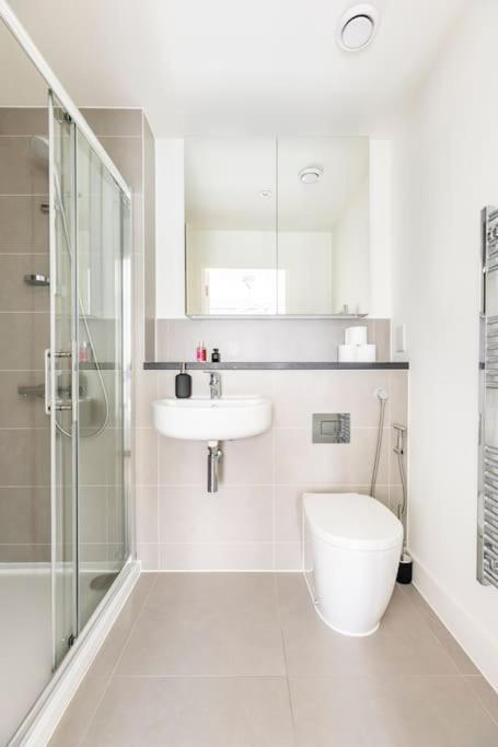 Stylish & Comfortable Top-Floor Flat In Harrow Londen Buitenkant foto
