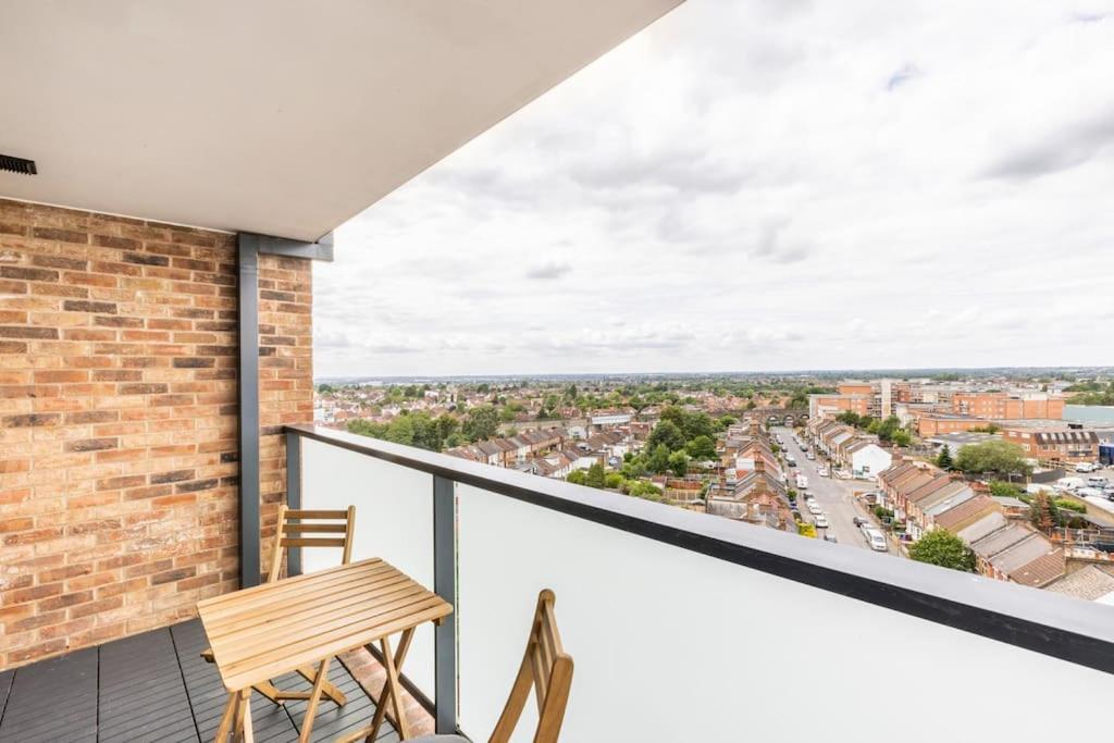 Stylish & Comfortable Top-Floor Flat In Harrow Londen Buitenkant foto