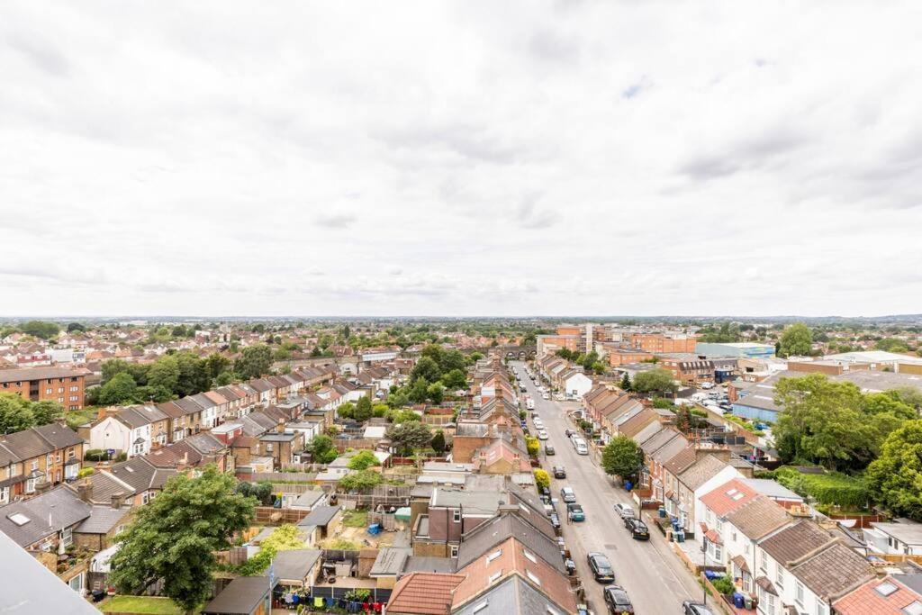 Stylish & Comfortable Top-Floor Flat In Harrow Londen Buitenkant foto