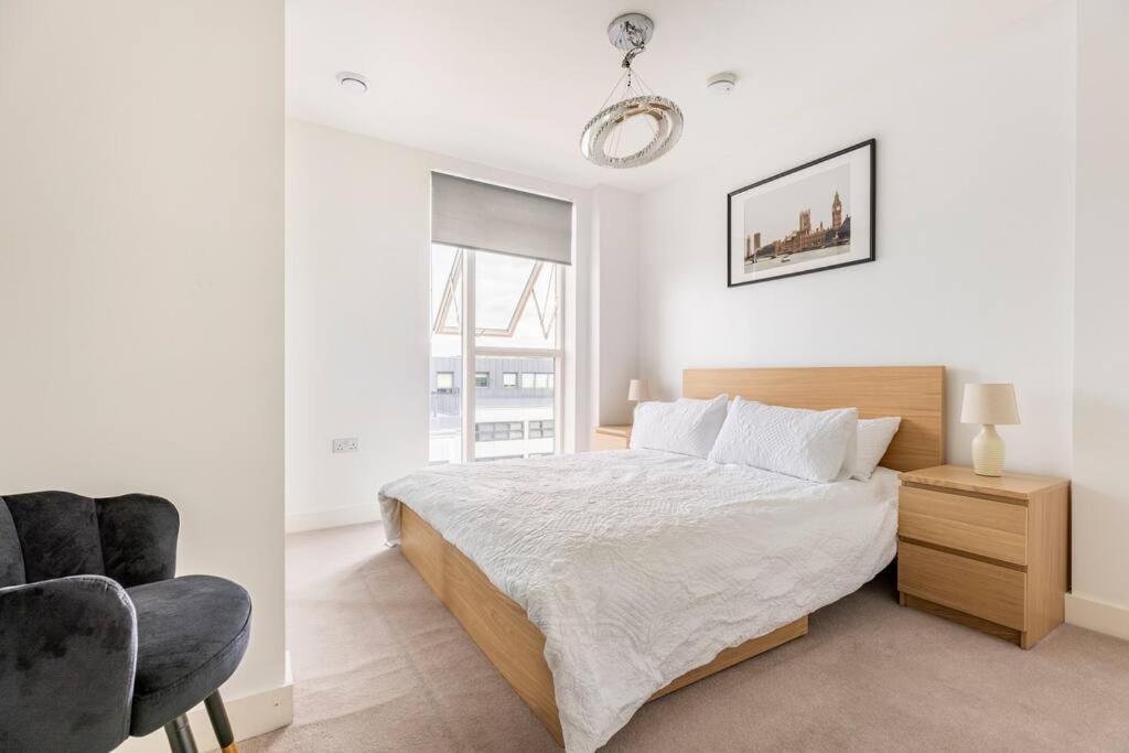 Stylish & Comfortable Top-Floor Flat In Harrow Londen Buitenkant foto