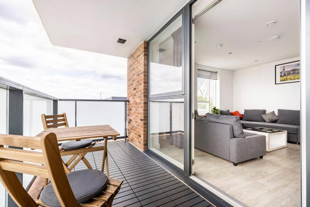 Stylish & Comfortable Top-Floor Flat In Harrow Londen Buitenkant foto
