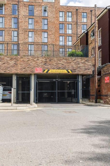 Stylish & Comfortable Top-Floor Flat In Harrow Londen Buitenkant foto