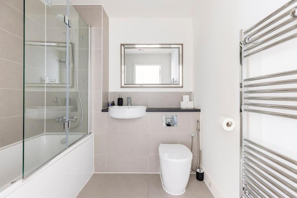 Stylish & Comfortable Top-Floor Flat In Harrow Londen Buitenkant foto