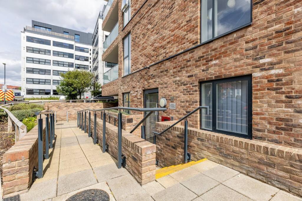 Stylish & Comfortable Top-Floor Flat In Harrow Londen Buitenkant foto