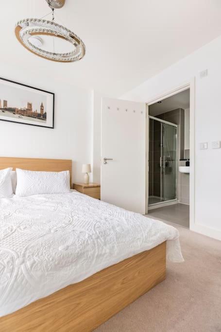 Stylish & Comfortable Top-Floor Flat In Harrow Londen Buitenkant foto