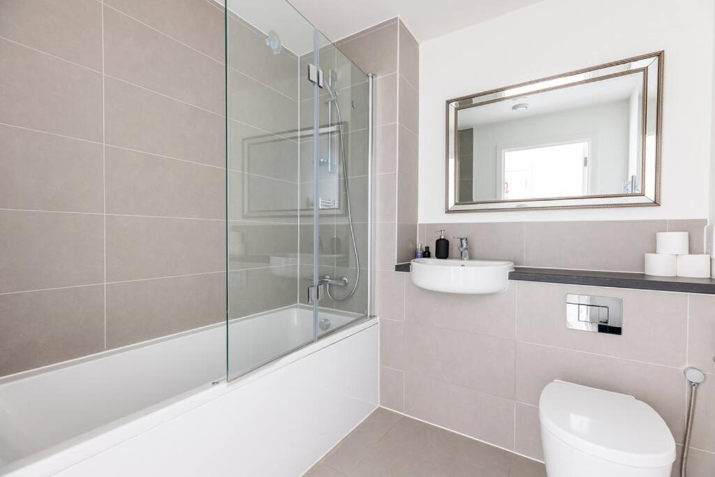 Stylish & Comfortable Top-Floor Flat In Harrow Londen Buitenkant foto