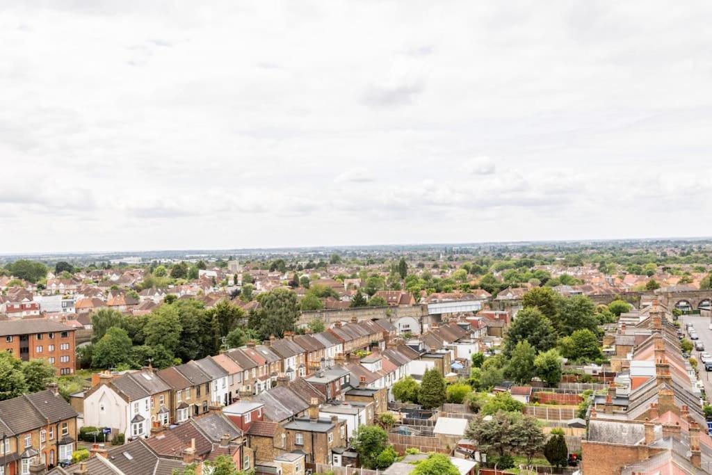 Stylish & Comfortable Top-Floor Flat In Harrow Londen Buitenkant foto
