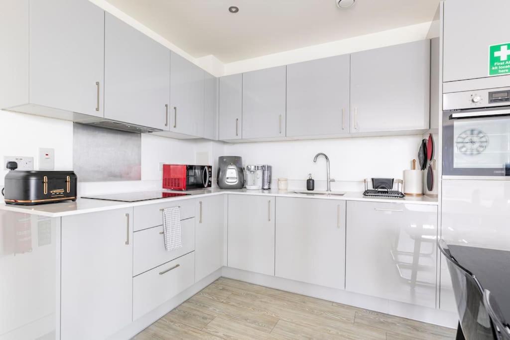Stylish & Comfortable Top-Floor Flat In Harrow Londen Buitenkant foto