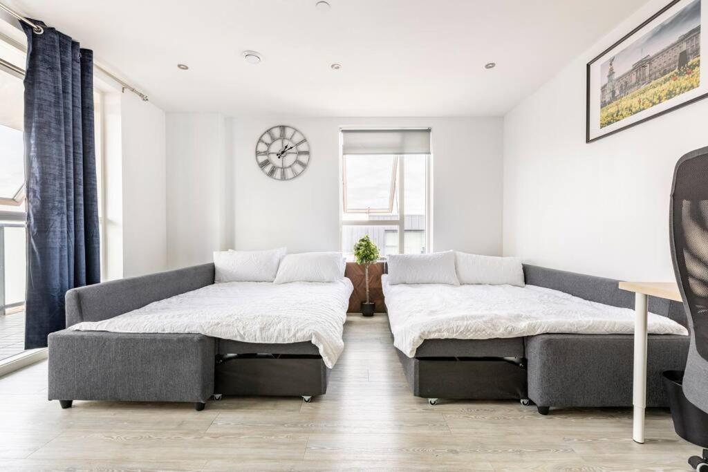 Stylish & Comfortable Top-Floor Flat In Harrow Londen Buitenkant foto