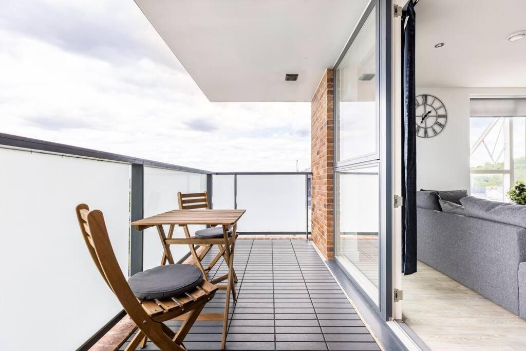 Stylish & Comfortable Top-Floor Flat In Harrow Londen Buitenkant foto