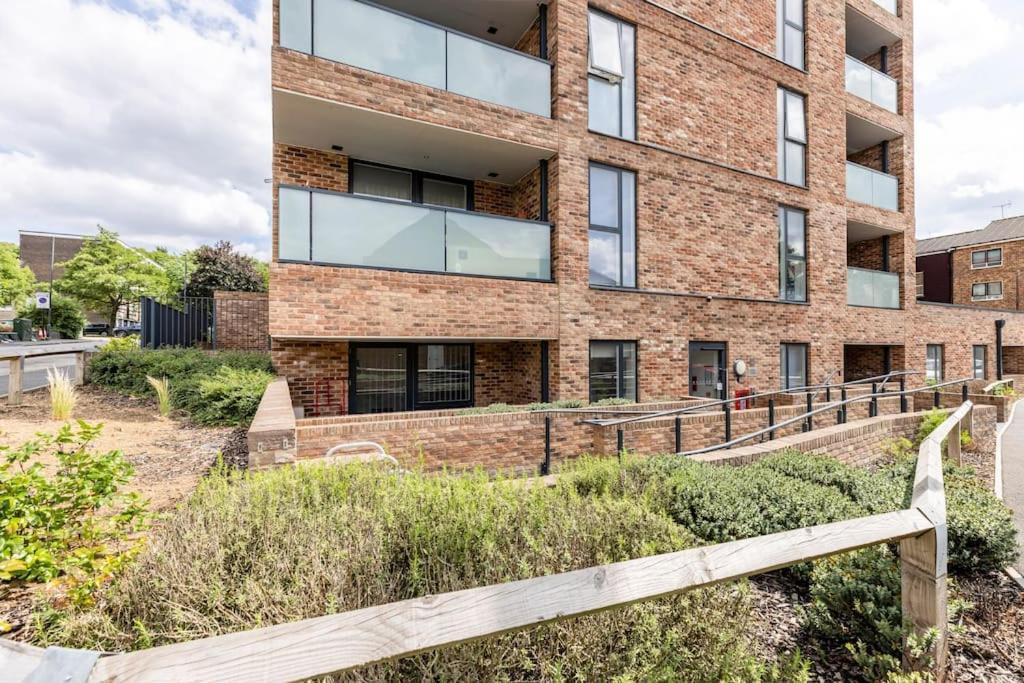 Stylish & Comfortable Top-Floor Flat In Harrow Londen Buitenkant foto